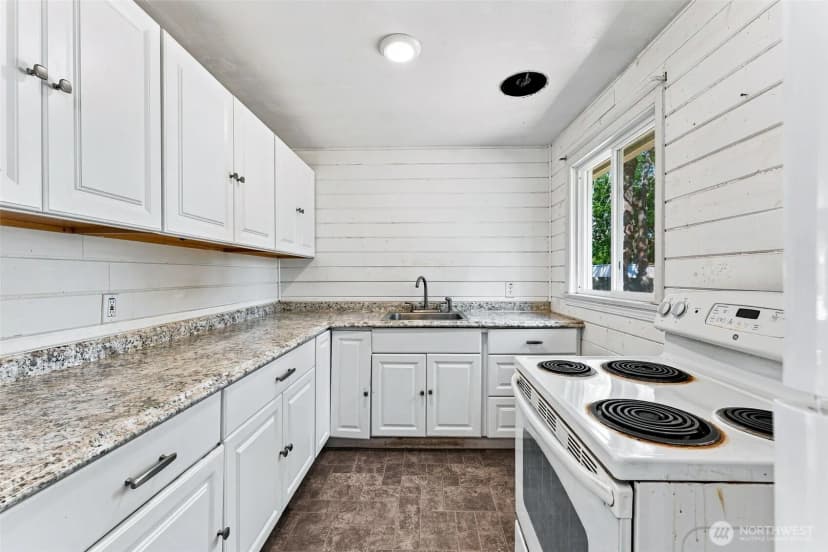 Property photo for 15401 Grant Avenue Sw, Lakewood photo 6