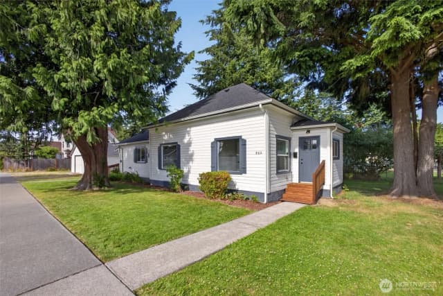 Property photo for 902 Fidalgo Street, Sedro Woolley photo 2