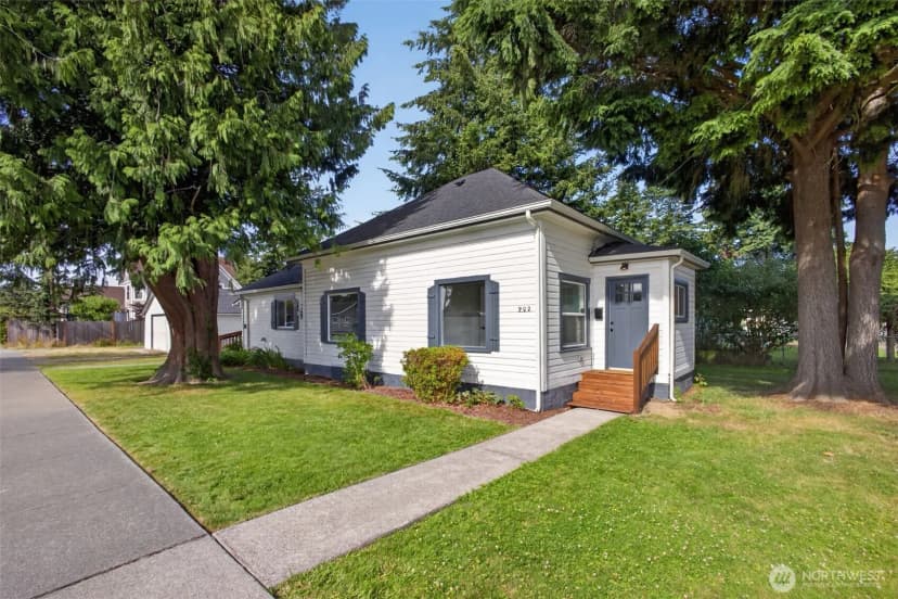 Property photo for 902 Fidalgo Street, Sedro Woolley photo 2