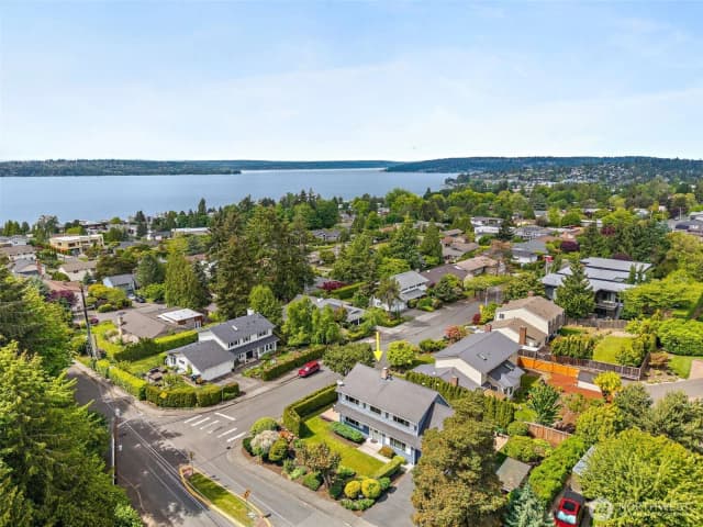 Property photo for 10602 Ne 60th Street, Kirkland photo 3