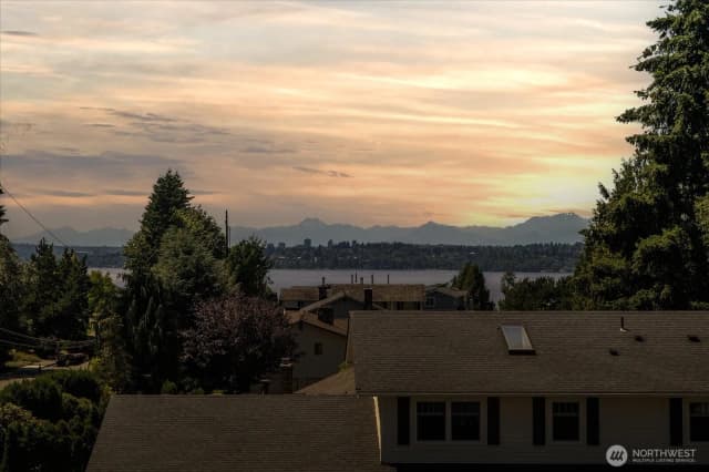 Property photo for 10602 Ne 60th Street, Kirkland photo 2