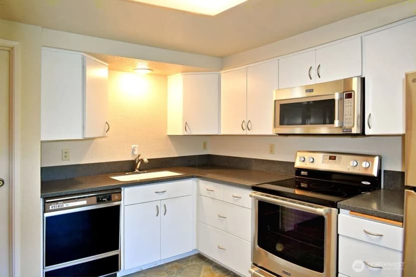 Property photo for 11300 1st Avenue Ne #321, Seattle photo 10