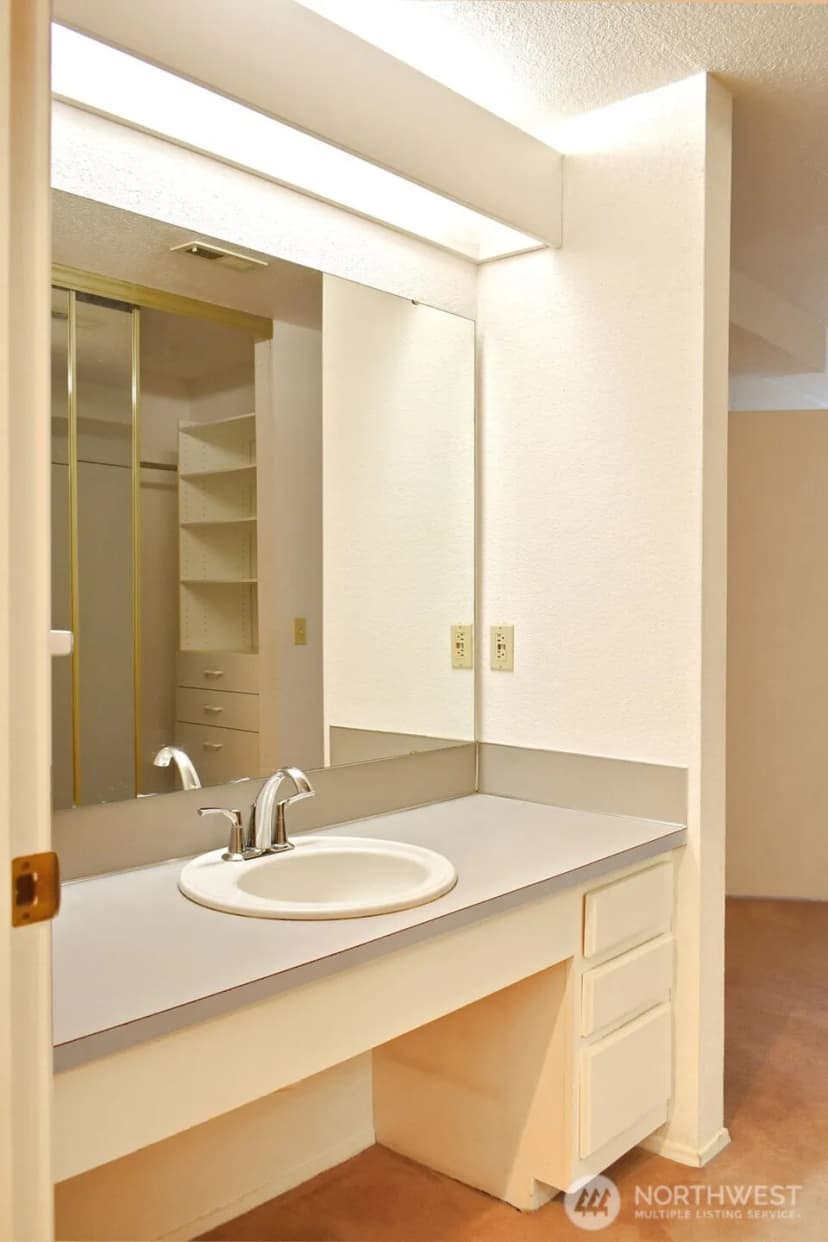 Property photo for 11300 1st Avenue Ne #321, Seattle photo 23