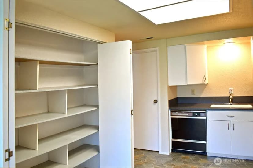 Property photo for 11300 1st Avenue Ne #321, Seattle photo 11