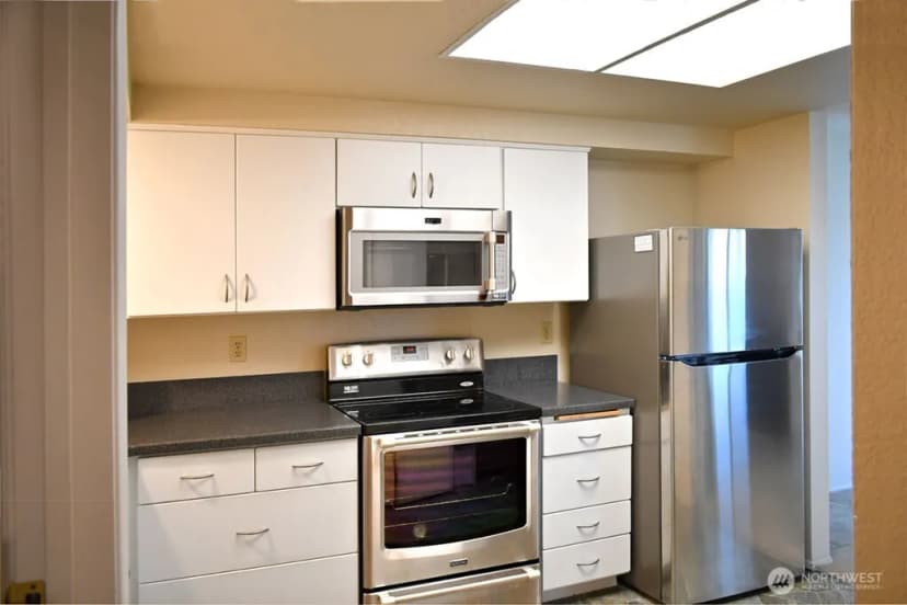 Property photo for 11300 1st Avenue Ne #321, Seattle photo 9