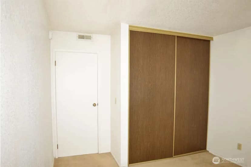 Property photo for 11300 1st Avenue Ne #321, Seattle photo 26