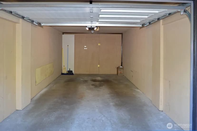 Property photo for 11300 1st Avenue Ne #321, Seattle photo 36