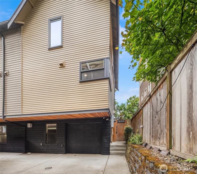 Property photo for 3635 Greenwood Avenue N #b, Seattle photo 2
