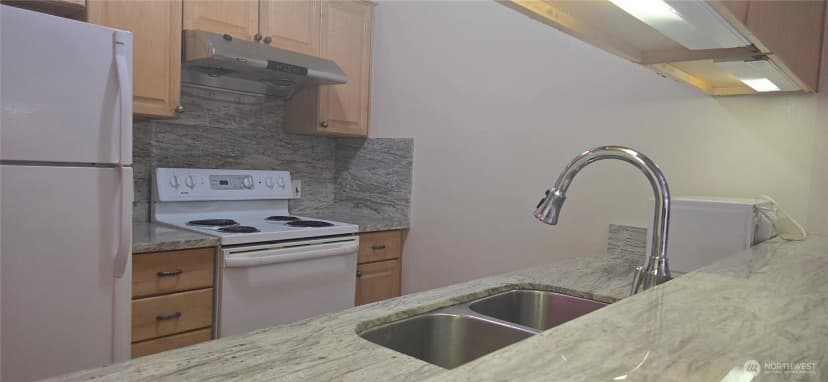Property photo for 12345 Roosevelt Way Ne #406, Seattle photo 7