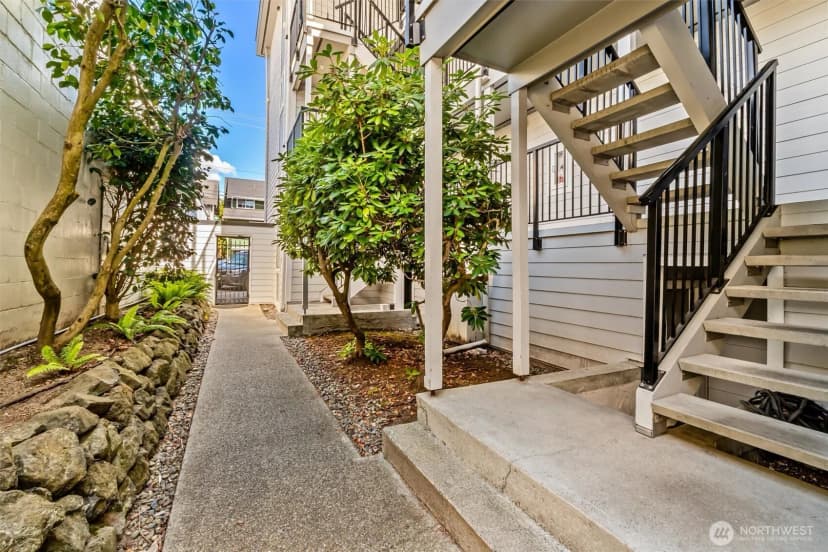 Property photo for 5912 California Avenue Sw #102, Seattle photo 16