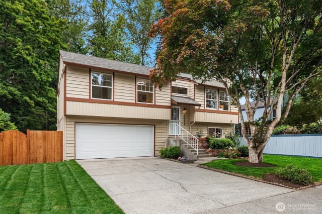 Property photo for 16036 Ne 106th Street, Redmond photo 2
