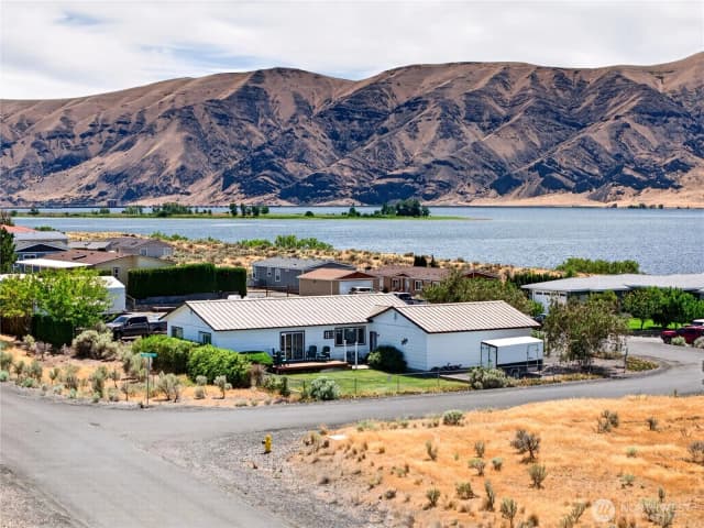 Property photo for 301 Arrowhead Place Sw, Mattawa