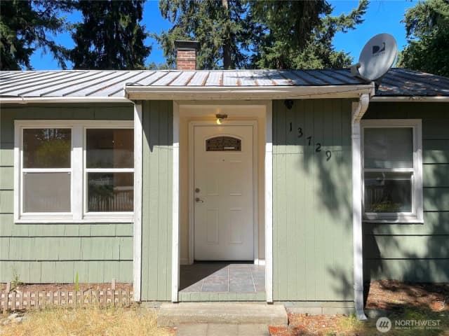 Property photo for 13729 Stone Avenue N, Seattle photo 4