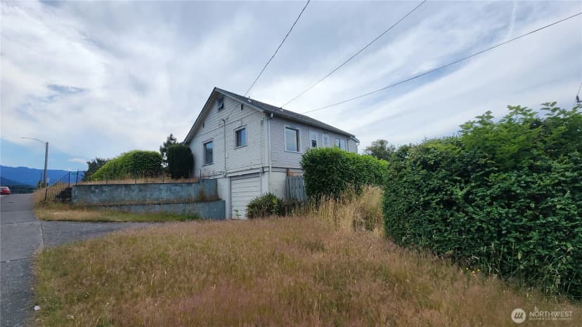 Property photo for 301 W 3rd St, Port Angeles photo 4
