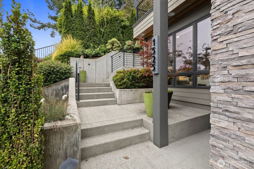 Property photo for 1525 36th Avenue S, Seattle photo 2