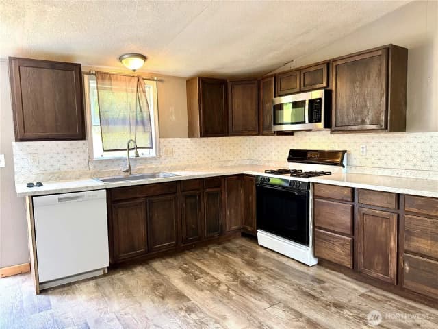 Property photo for 28 N Jacobson Road, Cathlamet photo 3