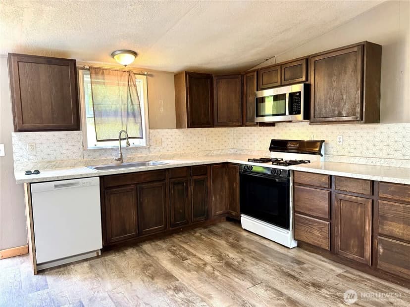 Property photo for 28 N Jacobson Road, Cathlamet photo 3