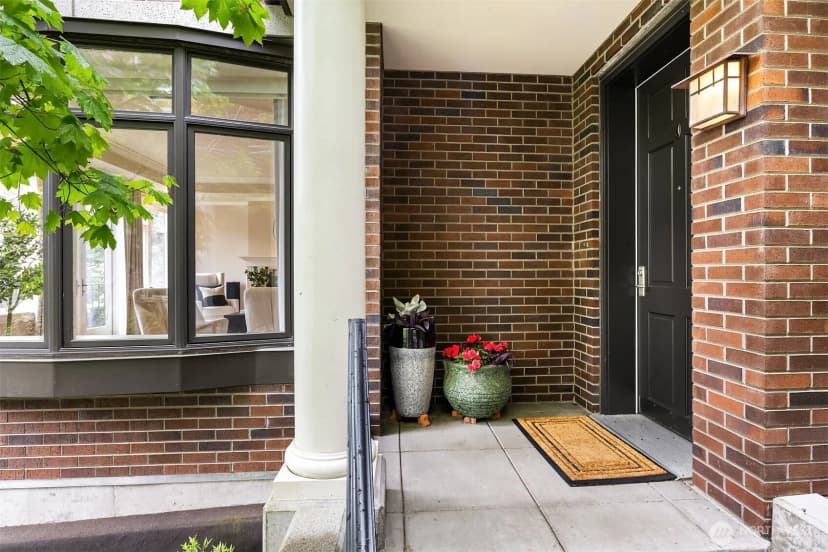 Property photo for 725 Harvard Avenue E, Seattle photo 2