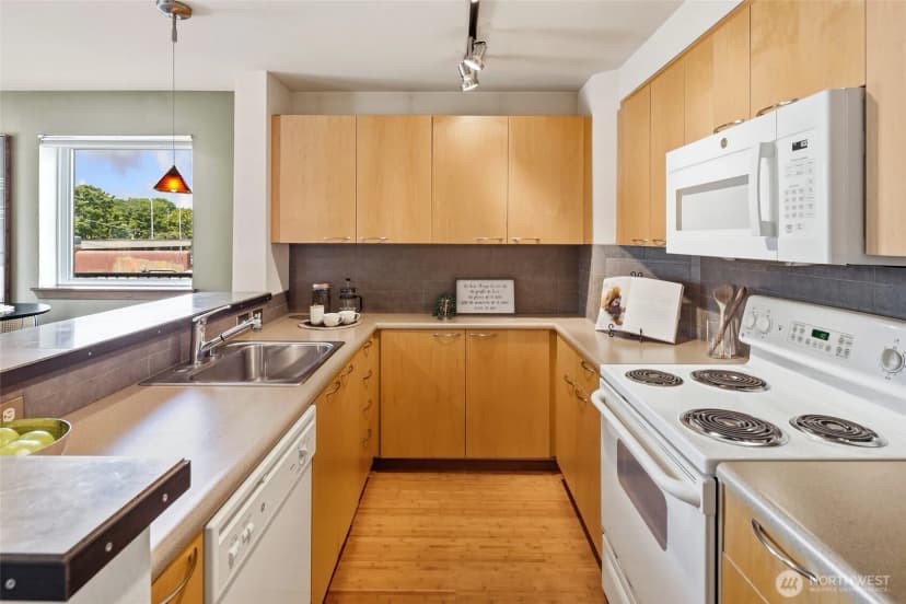 Property photo for 12334 31st Avenue Ne #202, Seattle photo 7