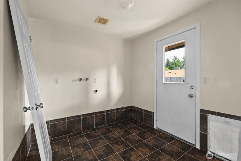 Property photo for 9824 Onyx Drive Sw, Lakewood photo 15