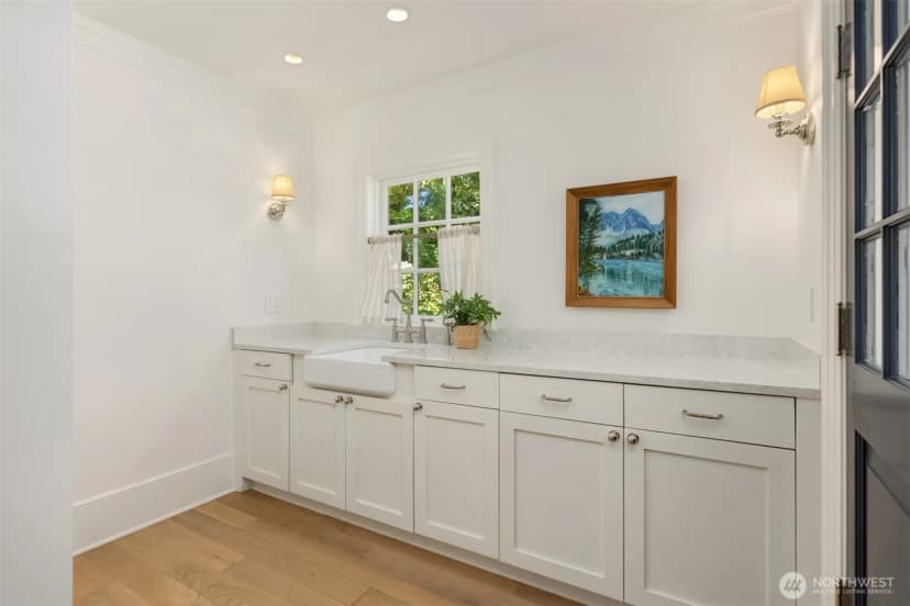 Property photo for 8106 Overlake Drive W, Medina photo 16