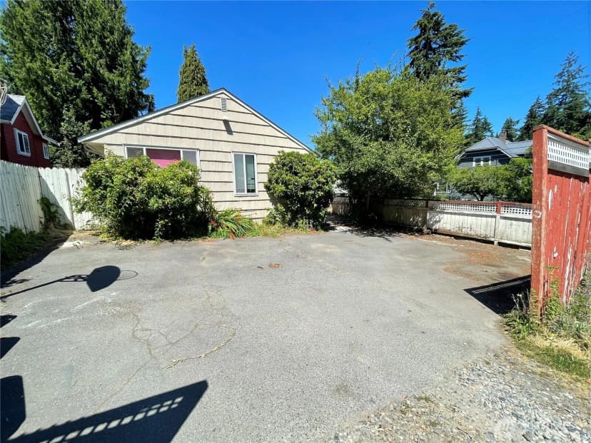 Property photo for 14301 Meridian Avenue N, Seattle photo 15