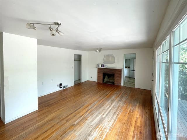 Property photo for 14301 Meridian Avenue N, Seattle photo 3