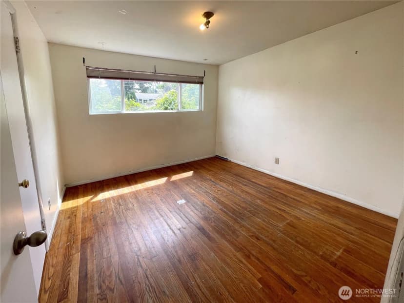 Property photo for 14301 Meridian Avenue N, Seattle photo 8