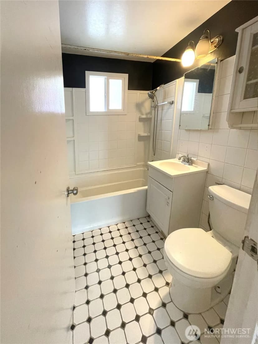 Property photo for 14301 Meridian Avenue N, Seattle photo 6
