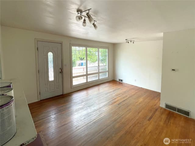 Property photo for 14301 Meridian Avenue N, Seattle photo 4