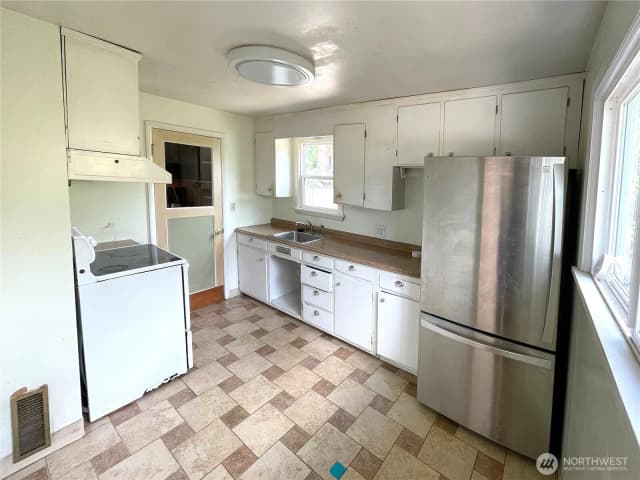 Property photo for 14301 Meridian Avenue N, Seattle photo 5