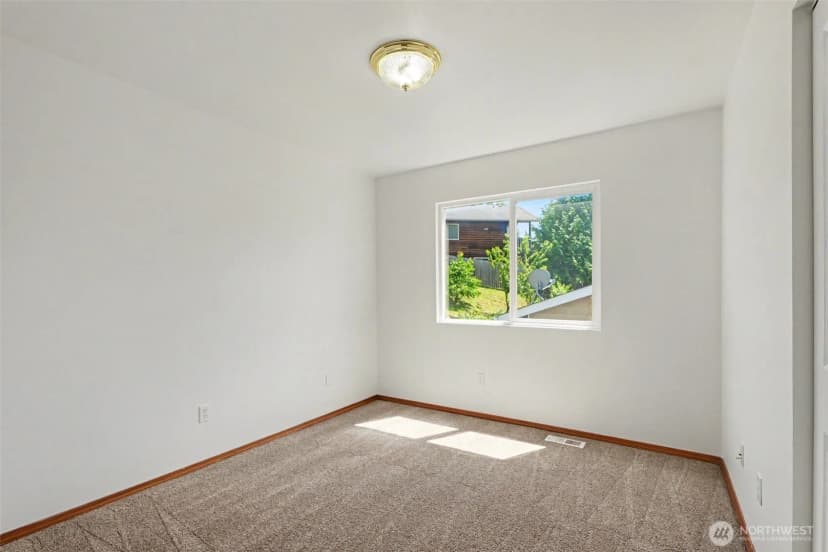 Property photo for 18663 Rainier View Road Se, Monroe photo 17