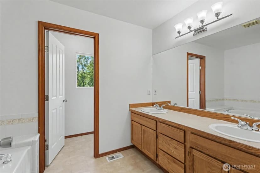 Property photo for 18663 Rainier View Road Se, Monroe photo 14