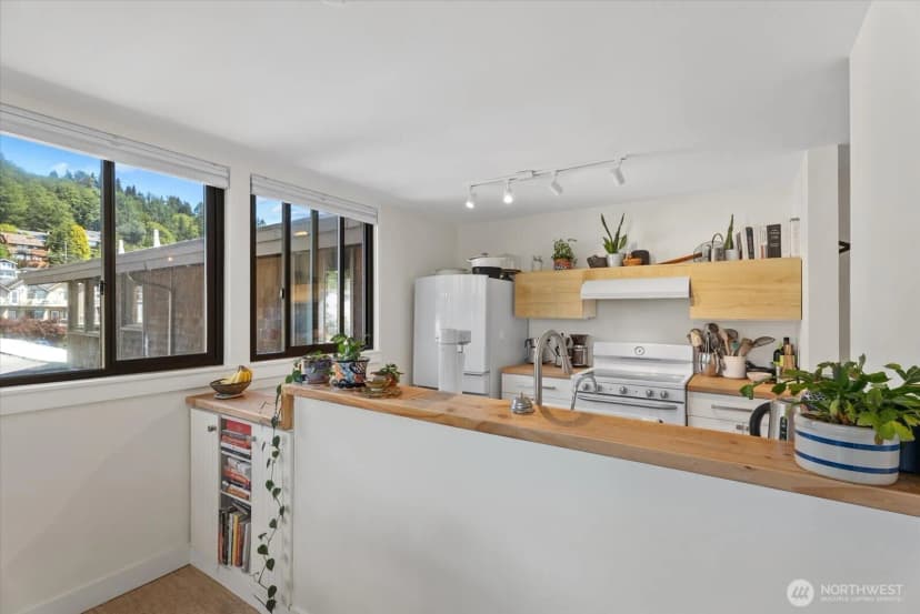 Property photo for 3717 Beach Drive Sw #303, Seattle photo 6