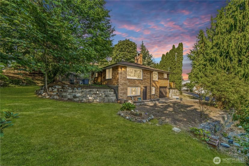 Property photo for 629 Sw 3rd Place, Renton photo 2