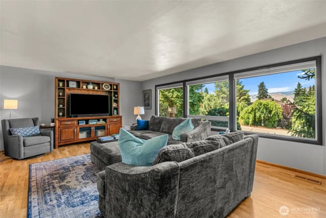 Property photo for 1677 Eastmont Avenue, East Wenatchee photo 3