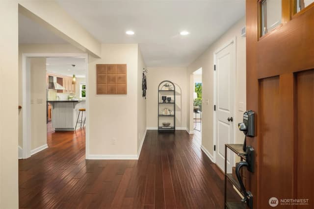 Property photo for 5601 Bradford Street, Seattle photo 4