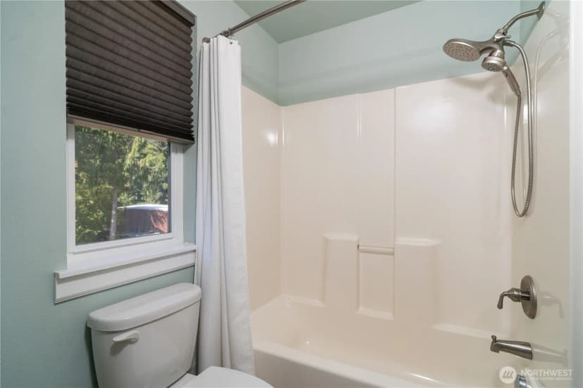 Property photo for 402 Troy Drive Se, Centralia photo 27