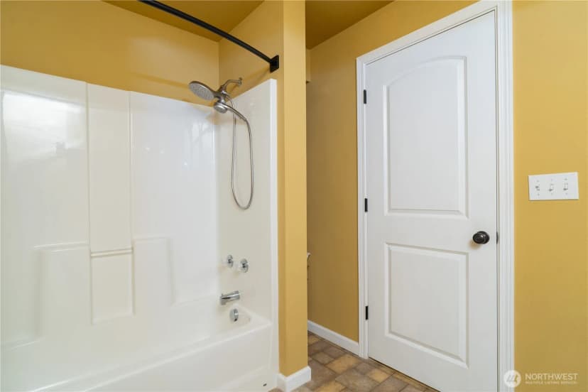 Property photo for 402 Troy Drive Se, Centralia photo 36