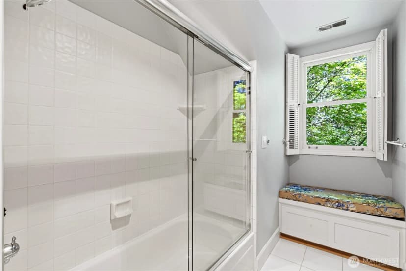 Property photo for 13555 Ne 54th Place, Bellevue photo 35