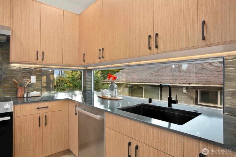 Property photo for 5053 35th Avenue Sw #b, Seattle photo 11