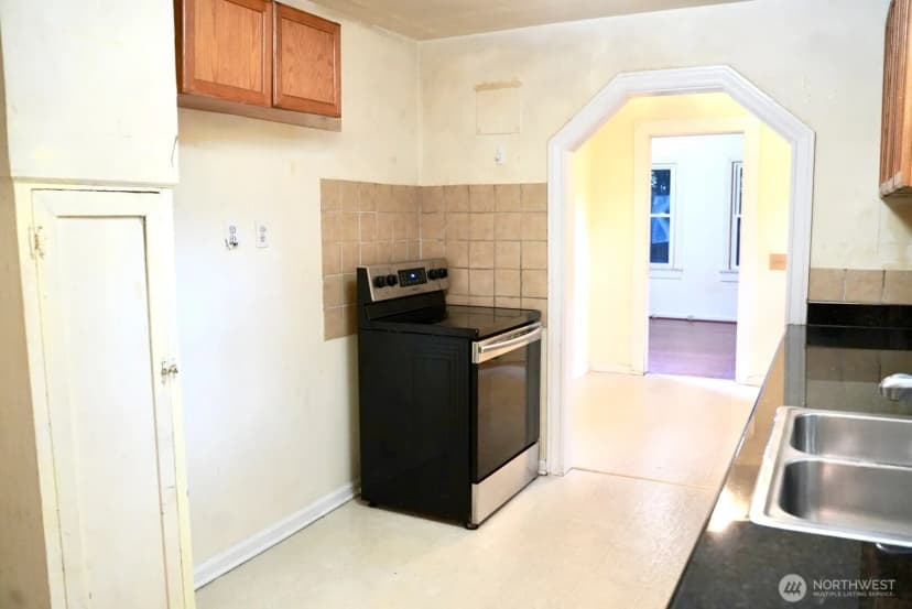 Property photo for 14040 Ashworth Avenue N, Seattle photo 4