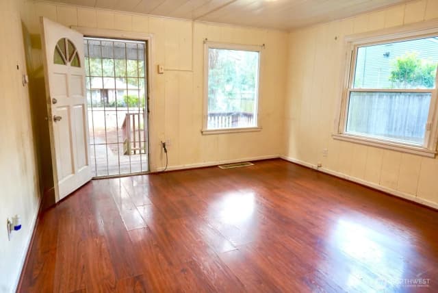 Property photo for 14040 Ashworth Avenue N, Seattle photo 3