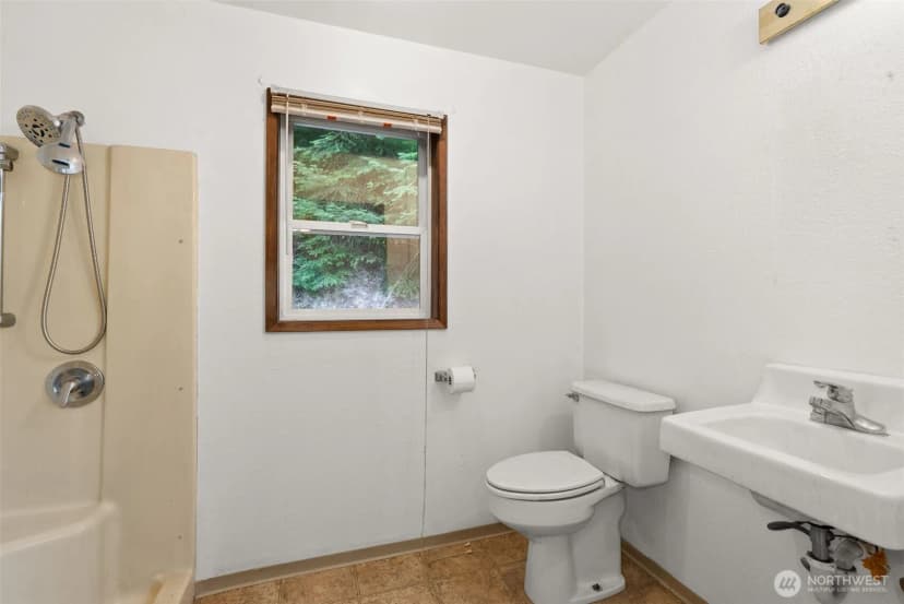 Property photo for 995 Davis Lake Road, Morton photo 16