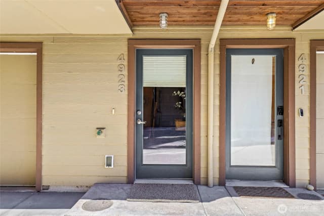 Property photo for 4923 39th Avenue S, Seattle photo 2