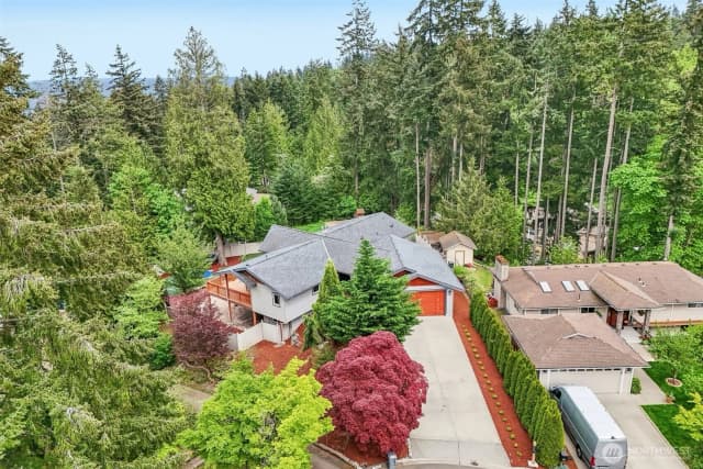 Property photo for 15831 Se 43rd Place, Bellevue photo 2