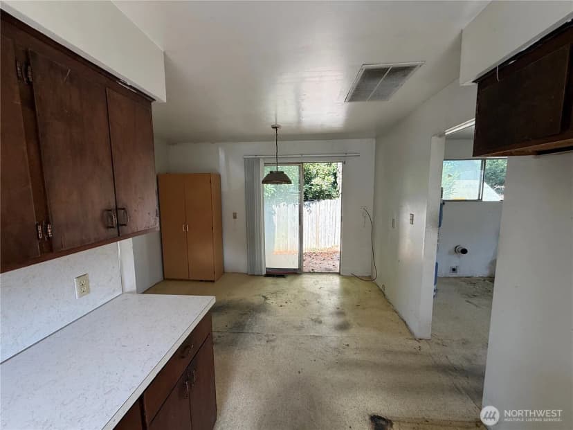 Property photo for 915 Greenleaf Avenue, Burlington photo 9