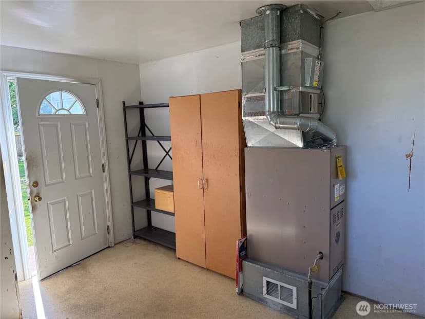Property photo for 915 Greenleaf Avenue, Burlington photo 11