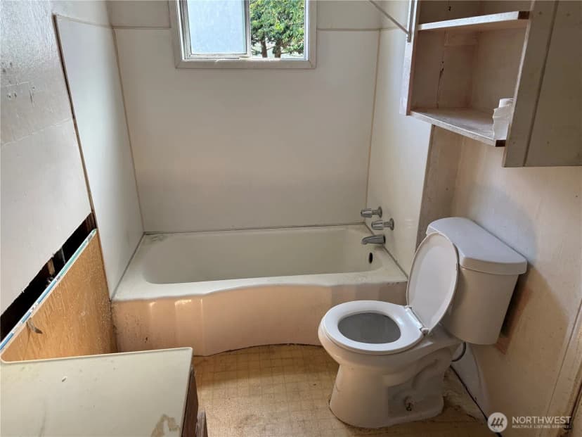Property photo for 915 Greenleaf Avenue, Burlington photo 15