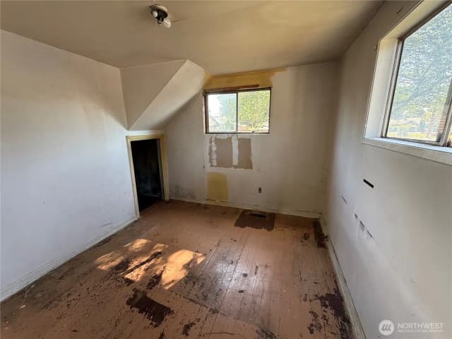 Property photo for 915 Greenleaf Avenue, Burlington photo 5